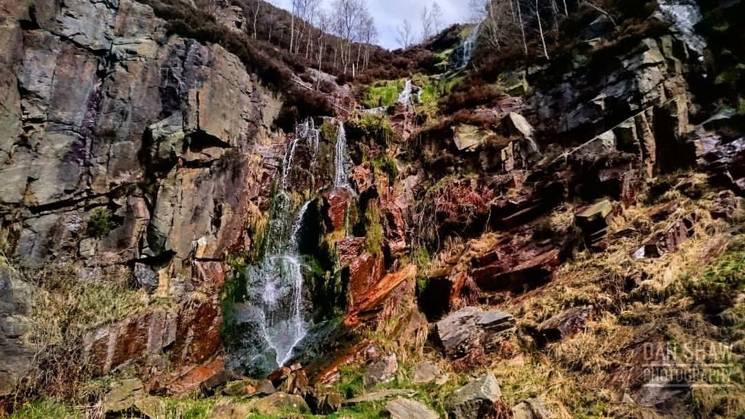 Pingot Quarry waterfall in Spring